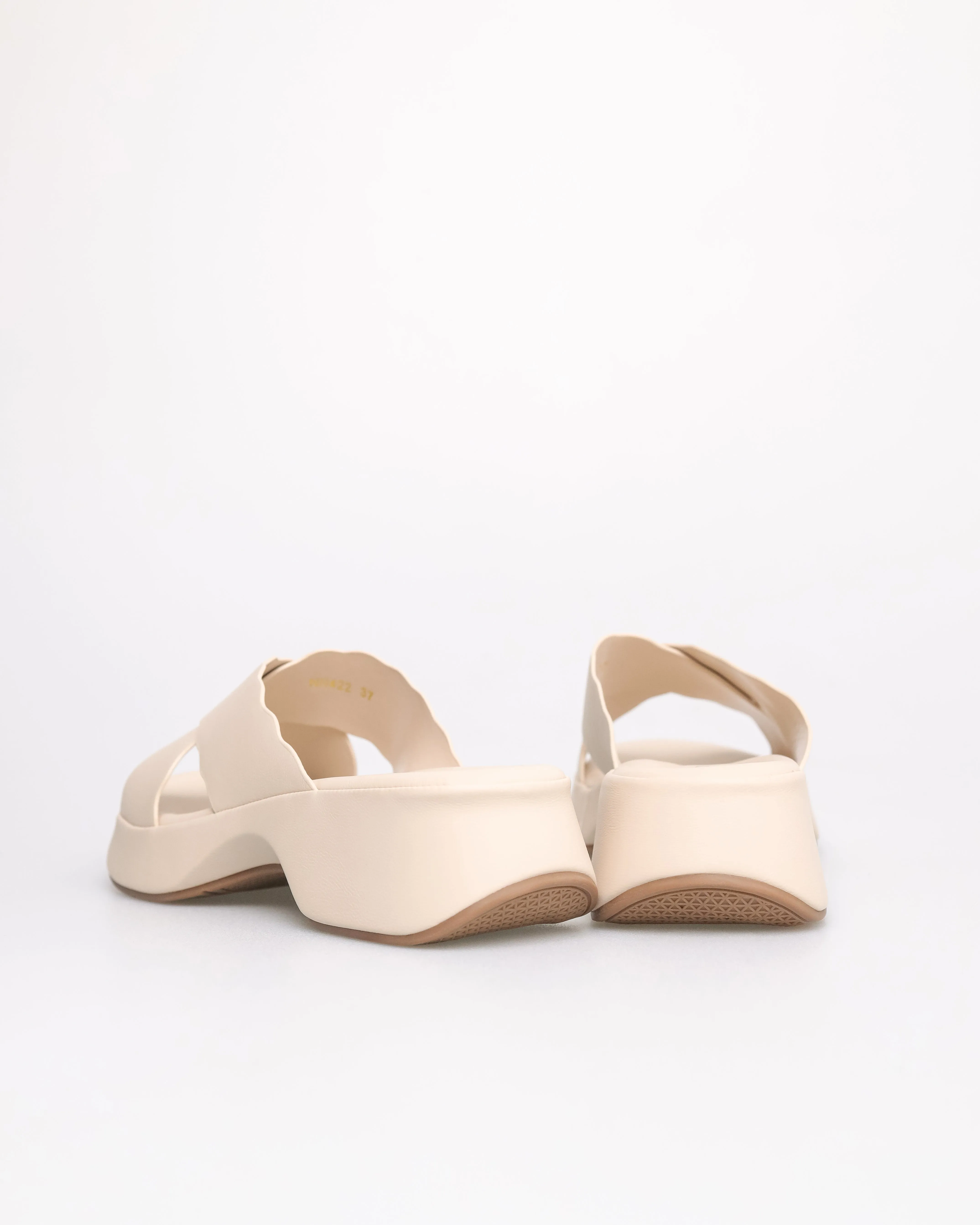 Tomaz NN422 Ladies Wavy Sandals (Cream)
